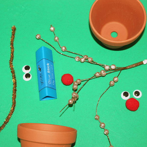 Check out this step by step Christmas DIY activity. Our reindeer pen holders are the perfect craft to hold all of your pencils, pens, and highlighters. An easy and fun activity for kids this holiday season. 